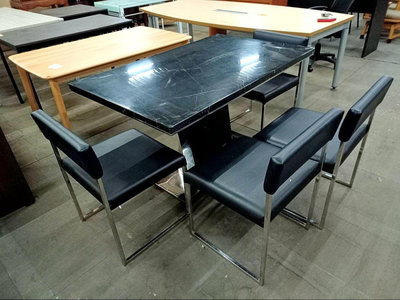 二手家具全省估價(集穎全新/二手家具)--厚實穩重優雅質感仿石面餐桌椅 1桌4椅 R-3042412