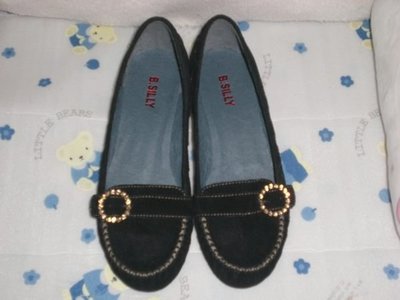 ☆甜甜妞妞小舖 ☆品牌 B.SILLY 黑色麂皮---前釦環水鑽帆船鞋---圓頭低跟鞋---35.5號