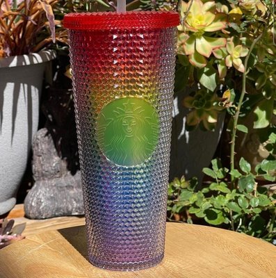 特價在台現貨，只有一個，星巴克彩虹LGBT情人節榴槤冷水杯