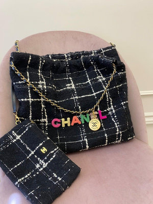 Chanel 96新、 僅短暫使用、外觀完好 稀有包 22bag 收藏品 軟綿 毛呢材質 香奈兒 22包 肩背包 彩色🌈彩虹 立體糖果色字母 logo設計