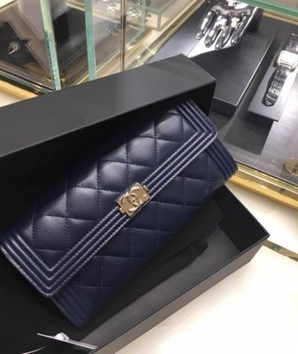 Chanel A80286 Boy L-Gusset wallet Boy 羊皮長夾 深藍 銀扣
