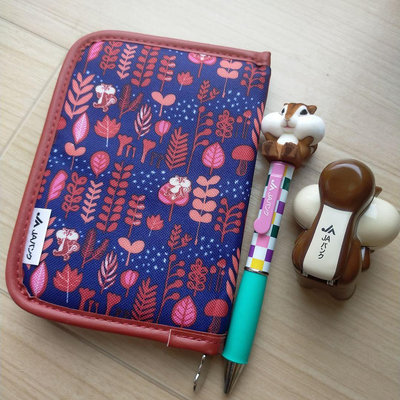 《瘋日雜》A314 日本 北歐品牌聯名 kippis 松鼠 小物包 手拿包 護照包 護照夾 收納包 存摺包 手帳本
