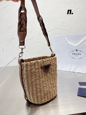 外貿Prada 編織水桶包的夏天啦 馬上夏天了 來推薦這只陽光草編包 編織和皮革『魅足時尚』