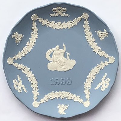 英國皇室精品 Wedgwood Jasper 碧玉 絕版藍底白浮雕經典系列年度盤 (送 1999 年次親友的最佳禮物)