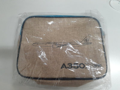 中華航空公司慶祝A350機種開航所發行的紀念隨身包 全新未拆封 此為錯體款 詳見商品說明 絕版品 僅有一個 預購從速