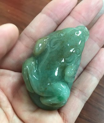 天然緬甸玉-灑金帶綠青蛙（呱呱來財）