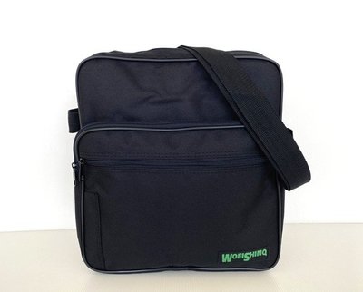 【YOGSBEAR】台灣製造 E 直立式 可放A4 側背包 斜背包 休閒包 公事包 肩背包 工具袋 書包 W~S