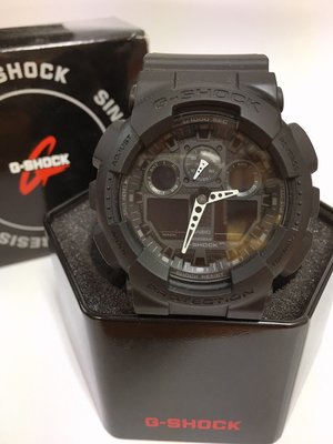 【HOMIEZ】CASIO G-SHOCK GA100-1A1【GA100-1A1】消光黑/白指針 手錶