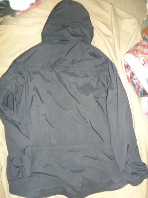Timberland 黑色風衣外套,尺寸S/P,肩寬62cm,胸寬56cm,拉鍊有氧化內裡有勾紗如圖,降價大出清