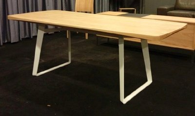 HODERN POLIFORM CLIPPER - 厚板橡木實木+實心金屬白粉體烤漆造型腳座餐桌，請鑑賞