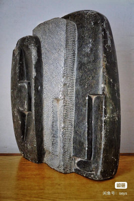中古石雕擺件，高33厘米，寬27厘米，雕刻的是三個類似復活節