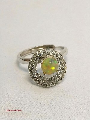 特惠商品-蛋白石戒指-0.54克拉(Opal) ~衣索匹亞頂級蛋白石，全淨體明顯的紅、綠火光 (女戒)-輕珠寶