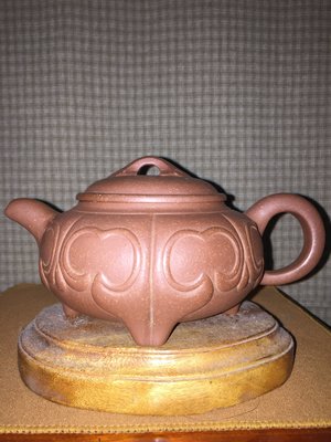 早期紫砂壺: 四足如意款式，泥料:老紫泥，9孔出水，空壺容量約450CC，季益順製