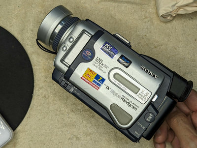 索尼 sony dcr TRV30攝像機 成色如圖，正常開機