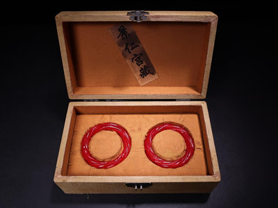 舊藏鄉下極品冰種紅玉雕刻麻花形紅玉手鐲保存完好  配老刺繡盒手鐲76克左右   內徑299