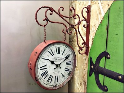 鄉村風 仿舊鐵製雙面鐘時鐘 鐵藝刷舊橘紅色阿拉伯數字羅馬數字兩面鐘造型掛鐘藝術鐘工業風壁飾牆壁裝飾品【歐舍傢居】