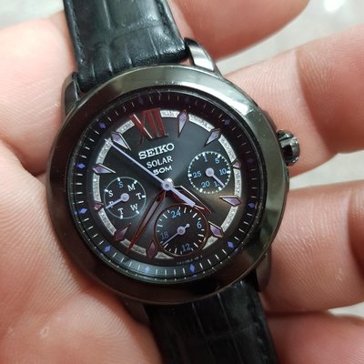SEIKO SOLAR 太陽能 光動能 多功能 三眼錶 女錶 中性錶 33mm 真皮錶帶 H1