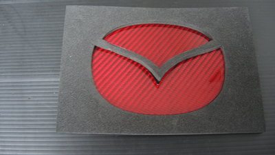 [翌迪]碳纖維部品 MAZDA / 新,舊 MAZDA 5 (紅) 碳纖維 後廂蓋 LOGO 貼片 (金油)