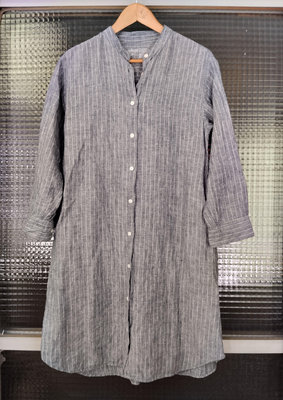 日本品牌 MUJI 無印良品淺藍色直條紋簡約 100% 純亞麻開襟七分袖休閒襯衫洋裝外套
