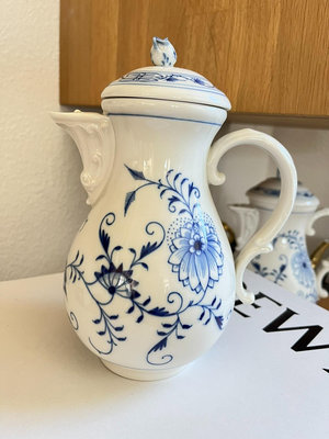德國梅森經典手繪藍洋蔥一等品咖啡壺；品相完好近新。順豐到付～