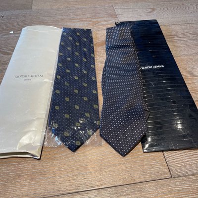 Armani 領帶 右邊的已經出售剩左側的