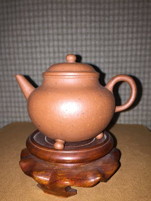 早期紫砂壺: 三足貢局水平款式，泥料:老朱泥，獨孔出水，空壺容量約180CC，柴窯燒製