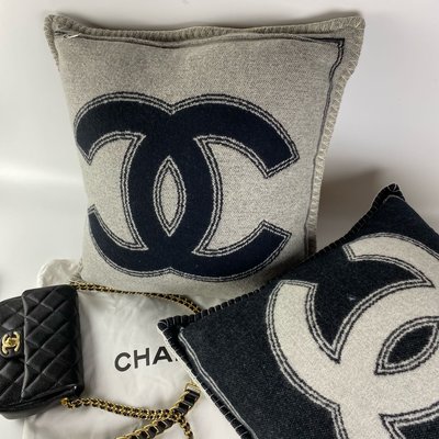 【COCO 精品專賣】CHANEL 雙面 大雙Ｃ 黑色 配 灰色 Cashmere 靠枕 抱枕 AA7765 現貨