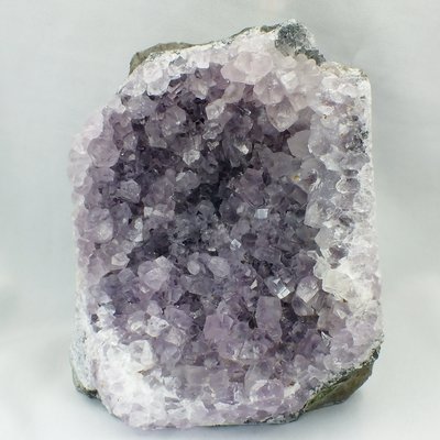 紫晶鎮13–869公克。紫水晶鎮。珍藏水晶