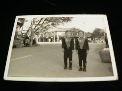 古玩軒~相片.老照片.黑白相片.生活照.台灣早期街景.圓形菸酒招牌.雙胞胎立正站好XH671