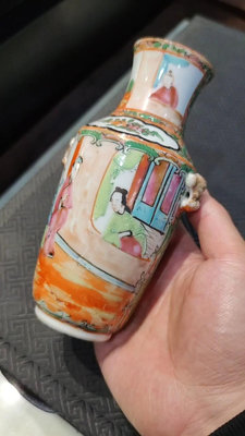 清代廣彩花瓶，粉彩雙耳瓶畫工精美，高16厘米，品相完整，喜歡