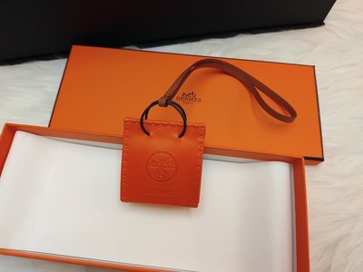 愛馬仕  全新品HERMES 橘色皮革 小紙袋造型。 包包吊飾 掛飾。 小可愛 超級經典包，保證真品專櫃購入