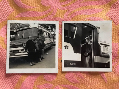 （消失的的國度）1950年代，台灣光復初期的美國雪佛蘭古董牛頭遊覽車，祖孫合照，後有一拿玩具手槍的顽童。台北灰狗巴士的圖案。二張ㄧ標。