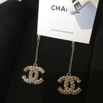 Chanel 雙C Logo垂吊耳環