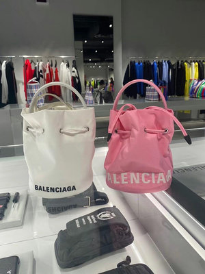 巴黎世家Balenciaga 奶白色/少女粉 尼龍小水桶包