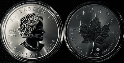 2023年1盎司加拿大楓葉銀幣9999純銀銀幣的邊緣是ELIZABETHII5圓字樣MINTSHIELD