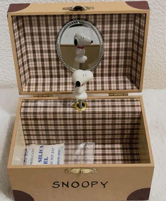 史努比首飾盒小物音樂盒，上好底部發條，打開八音盒，史努比在旋