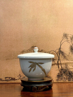 日本回流深川製，蘭花蓋杯，品相完好，工藝精美。中古品些許保存
