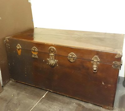 老件樟木箱，自取價3800元。