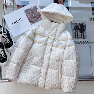 Dior CD 刺繡羽絨外套，字母時尚百搭氣質 麵包外套 大衣，氣質出眾，工藝精湛，穿出去絕對是最美外套單品！