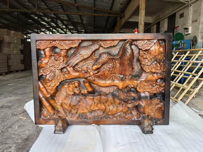 日本回流木雕屏風。老鷹和老虎雕刻精美，底座是四只烏龜，年代久