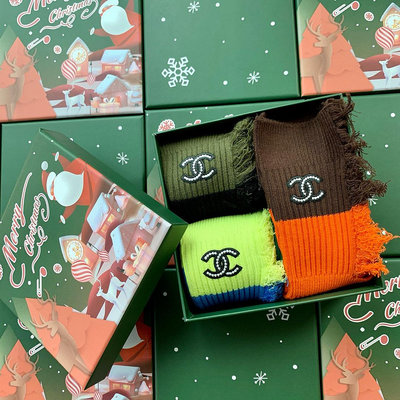 （3雙裝）【聖誕襪】Chanel香奈兒新款潮流拼色至IN破洞設計雙針緊密賽絡紡抗起球棉中筒襪聖誕禮盒。 一款輕盈舒適的潮流襪，采用優質的棉質面料，不厚，柔軟舒適