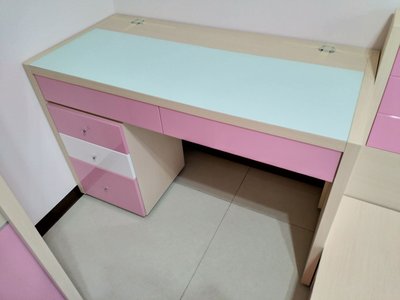 鴻宇傢俱~妮斯兒童系統櫃格局4.2尺書桌+玻璃+活動櫃-桌面附電線收納孔-粉紅色~促銷優惠價、另有折扣價