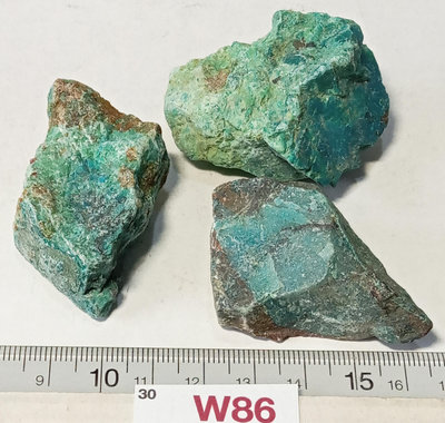 【週一 21:00】30~W86~藍寶石原礦3件長5-5.5cm。 如圖