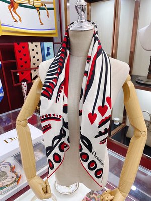 大牌潮款頂級質感DIOR方巾飾以浪漫的黑色和紅色 D** Cupidon 圖案，采用白色桑蠶絲斜紋面料精心制作，飾以手工