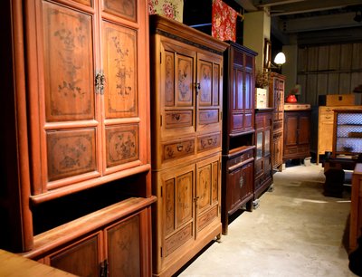 ^_^ 多 桑 台 灣 老 物 私 藏 ----- 原漆墨畫花鳥的台灣老樟木櫃