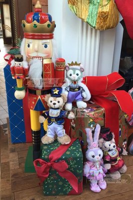 日本東京迪士尼海洋Duffy限定款2017聖誕節 Duffy達菲 雪莉玫 聖誕舞會 胡桃鉗士兵造型 站姿珠鍊別針吊飾娃娃