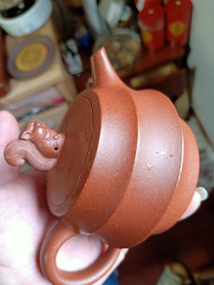 原礦紅降坡松鼠壺，容量大概240cc左右！做工很錯，卡蓋，1383 紫砂壺 茶具 品茗杯【古藏】