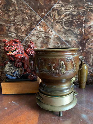 日本銅火缽，高肉浮雕山水，七福神壽老人和布袋和尚，雙瑞獸耳，