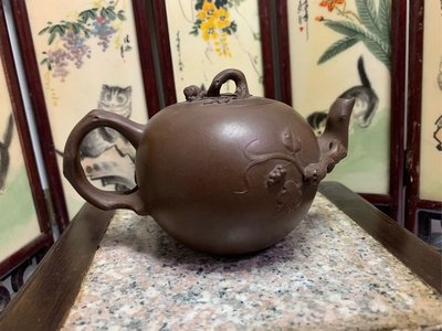 中國宜興一廠，80年代初期，豐收壺松鼠葡萄壺。是相當令人愛不釋手的壺型郭全娣200cc小豐收五穀豐收壺，松鼠葡萄壺宜興廠壺，年代最早製作壺型之一。