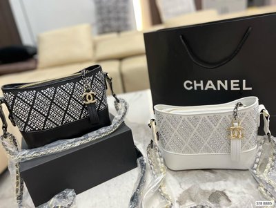 【日本二手】香奈兒 鑲鉆流浪包—它最早出新是在Chanel 2017的春夏秀場上，我覺得它跟 le boy有一個共同點就是，89199